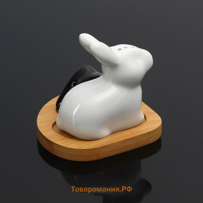Набор фарфоровый для специй на бамбуковой подставке BellaTenero «Зайцы», 3 предмета: солонка 50 мл, перечница 20 мл, подставка, белый, чёрный